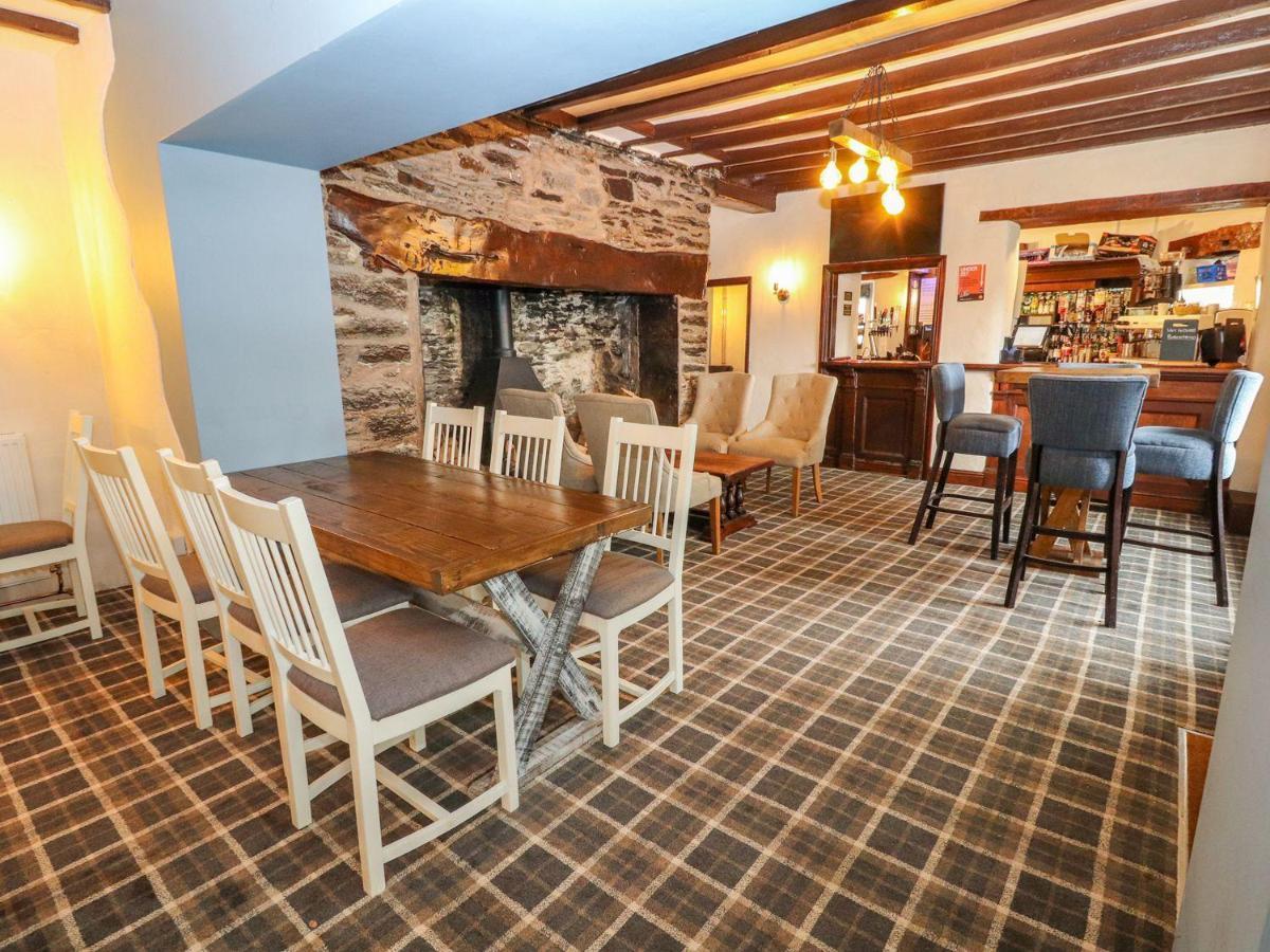 The Blue Lion Hotel Cynwyd ภายนอก รูปภาพ